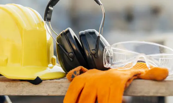Profesional de higiene y seguridad revisando documentación en una empresa de Mendoza