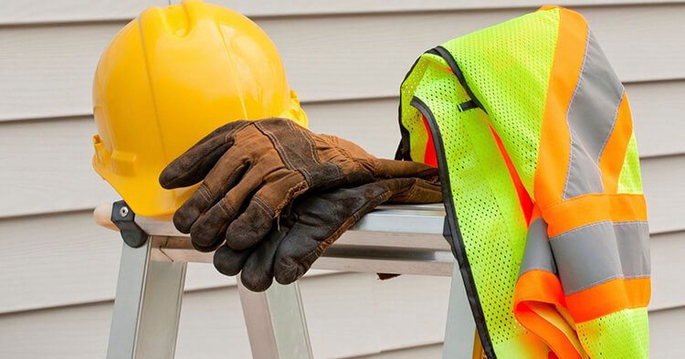 Profesional de higiene y seguridad de Industrial Safety realizando relevamiento de riesgos en una industria
