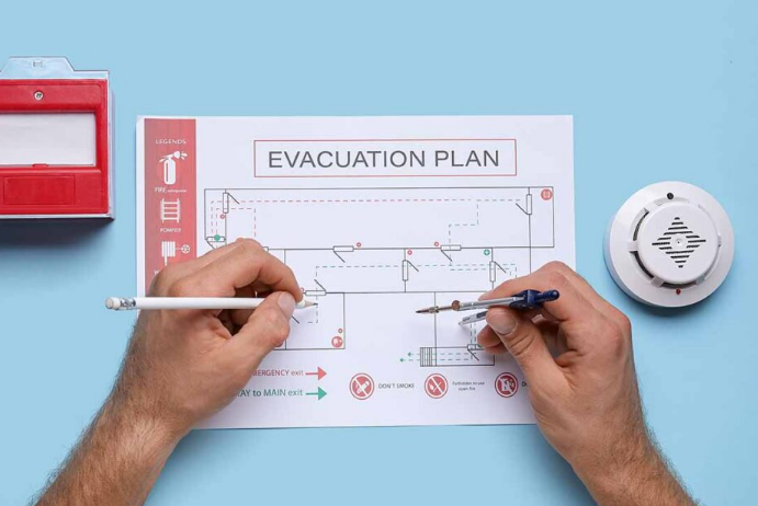 Profesional de higiene y seguridad explicando el plan de emergencia y evacuación en una empresa de Mendoza