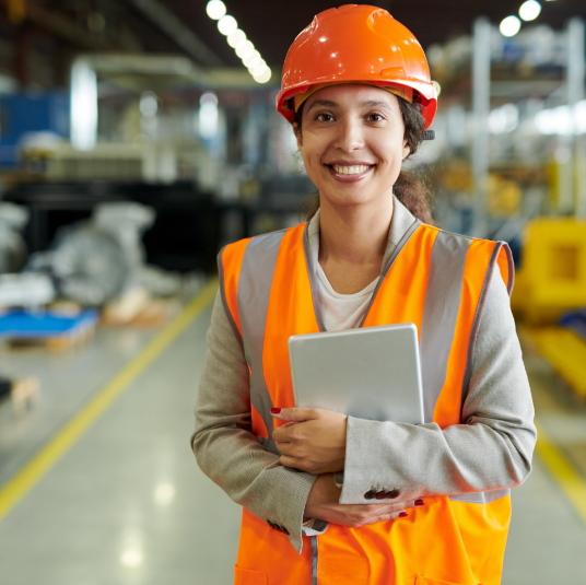 Profesional de higiene y seguridad revisando un checklist de cumplimiento en una empresa de Mendoza