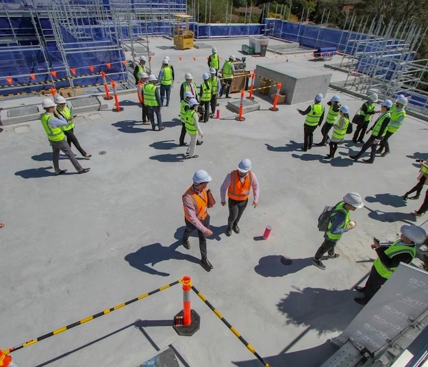 Trabajadores con elementos de protección personal en una fábrica asesorada por Industrial Safety